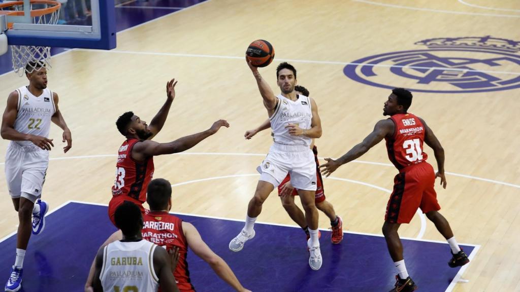 Facundo Campazzo busca la asistencia