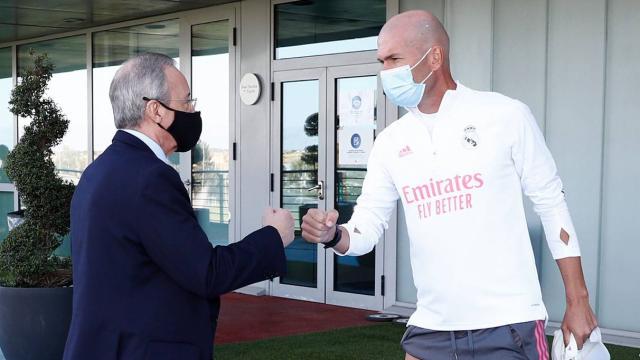 Florentino Pérez se saluda con Zidane