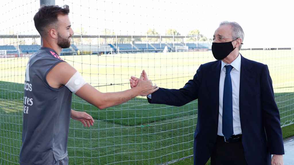 Florentino Pérez le choca la mano a Borja Mayoral