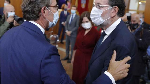 Alberto Núñez Feijóo con Mariano Rajoy en la sesión de investidura este sábado.