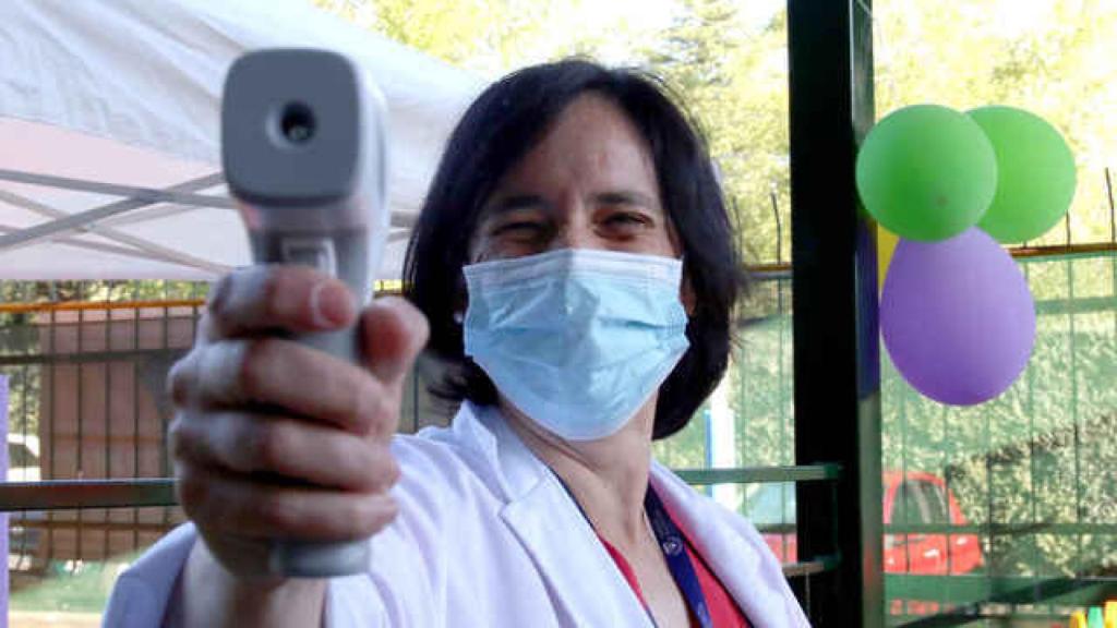Una doctora mide la temperatura a la entrada del SEK, un colegio de Madrid.