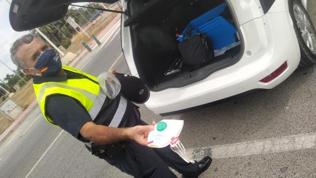 Uno de los agentes que acompañan a EL ESPAÑOL nos muestra las mascarillas que usan.