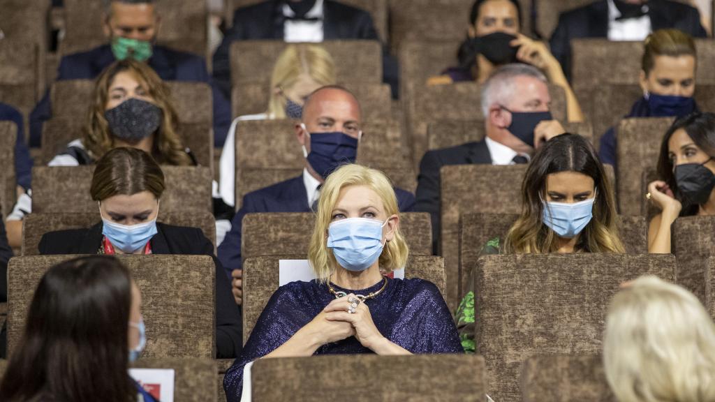 Cate Blanchett con su mascarilla en una sala a mitad de aforo.