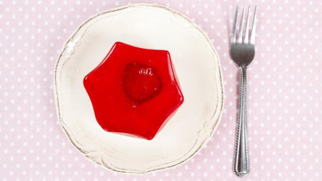 Un plato con gelatina de fresa.