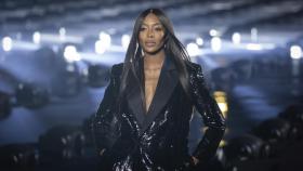 Naomi Campbell en la pasarela de París en 2019.