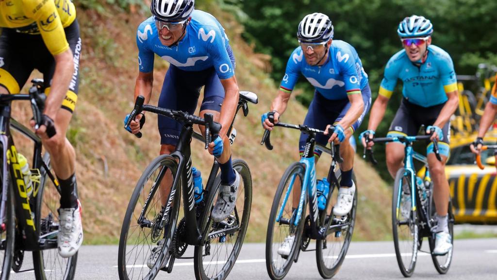 Enric Mas sigue Adam Yates en una etapa del Tour