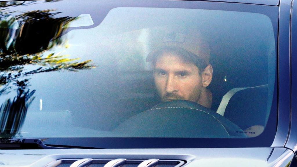 Messi llega el primero a la Ciudad Deportiva del Barça para su primer entrenamiento