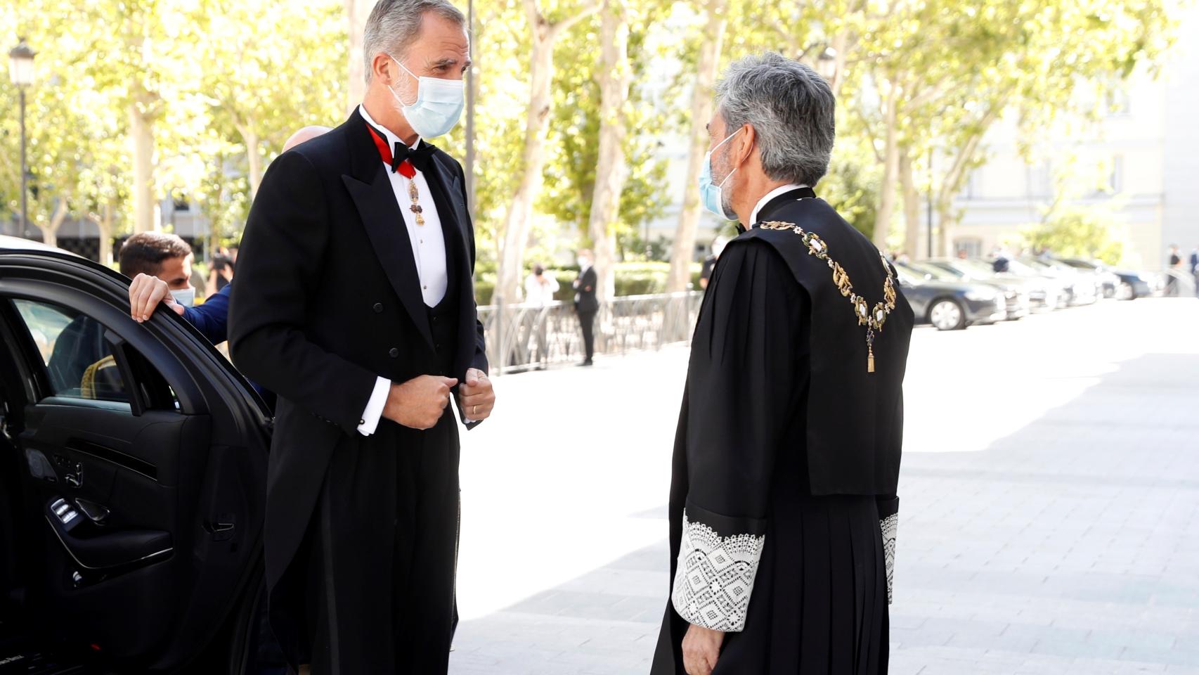 El rey Felipe VI es recibido por el presidente del Consejo General del Poder Judicial (CGPJ), Carlos Lesmes (d), antes de inaugurar el año judicial.