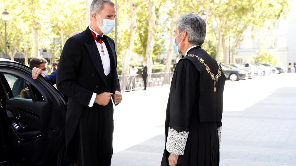 Felipe VI es recibido por Carlos Lesmes antes de inaugurar el año judicial.