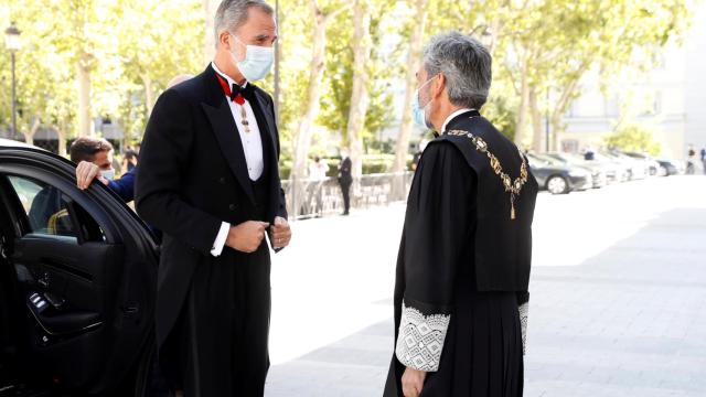 Felipe VI es recibido por Carlos Lesmes antes de inaugurar el año judicial.