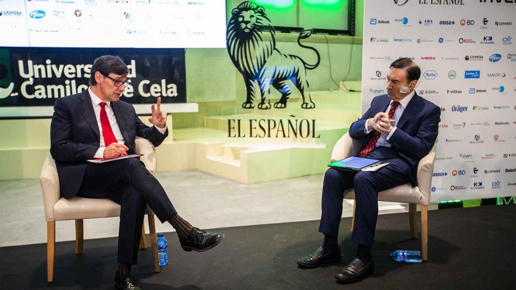 El ministro de Sanidad, Salvador Illa, y el presidente ejecutivo y director de EL ESPAÑOL, Pedro J. Ramírez.