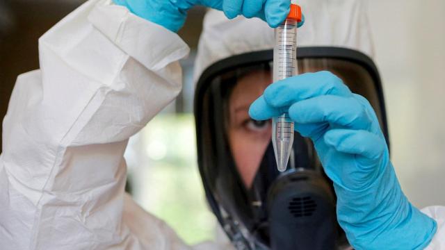 Un científico del Centro Nacional de Epidemiología y Microbiología trabajando en la vacuna rusa del COVID-19. EFE.