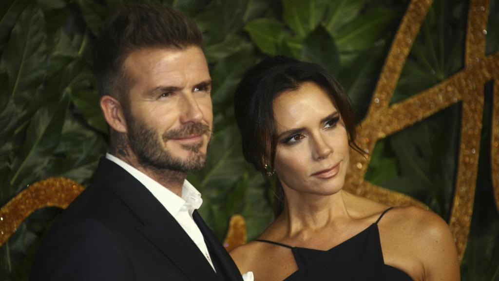 David y Victoria Beckham, bronceados, en un evento.