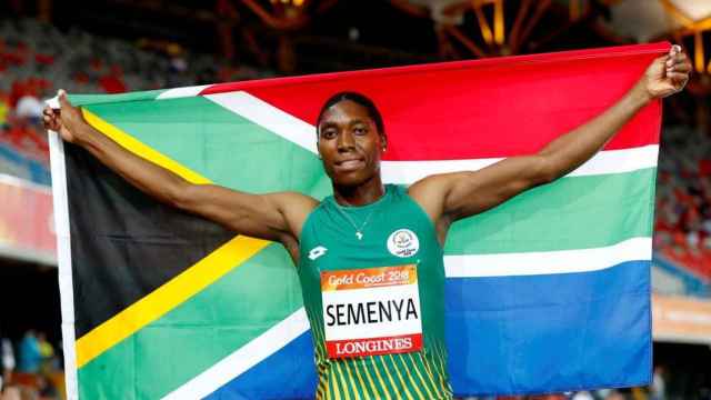 Semenya celebra su triunfo con la bandera de Sudáfrica