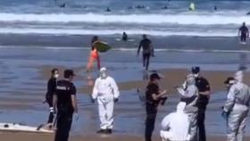 La Ertzaina detiene en la playa a una surfista con la Covid-19 por saltarse la cuarentena