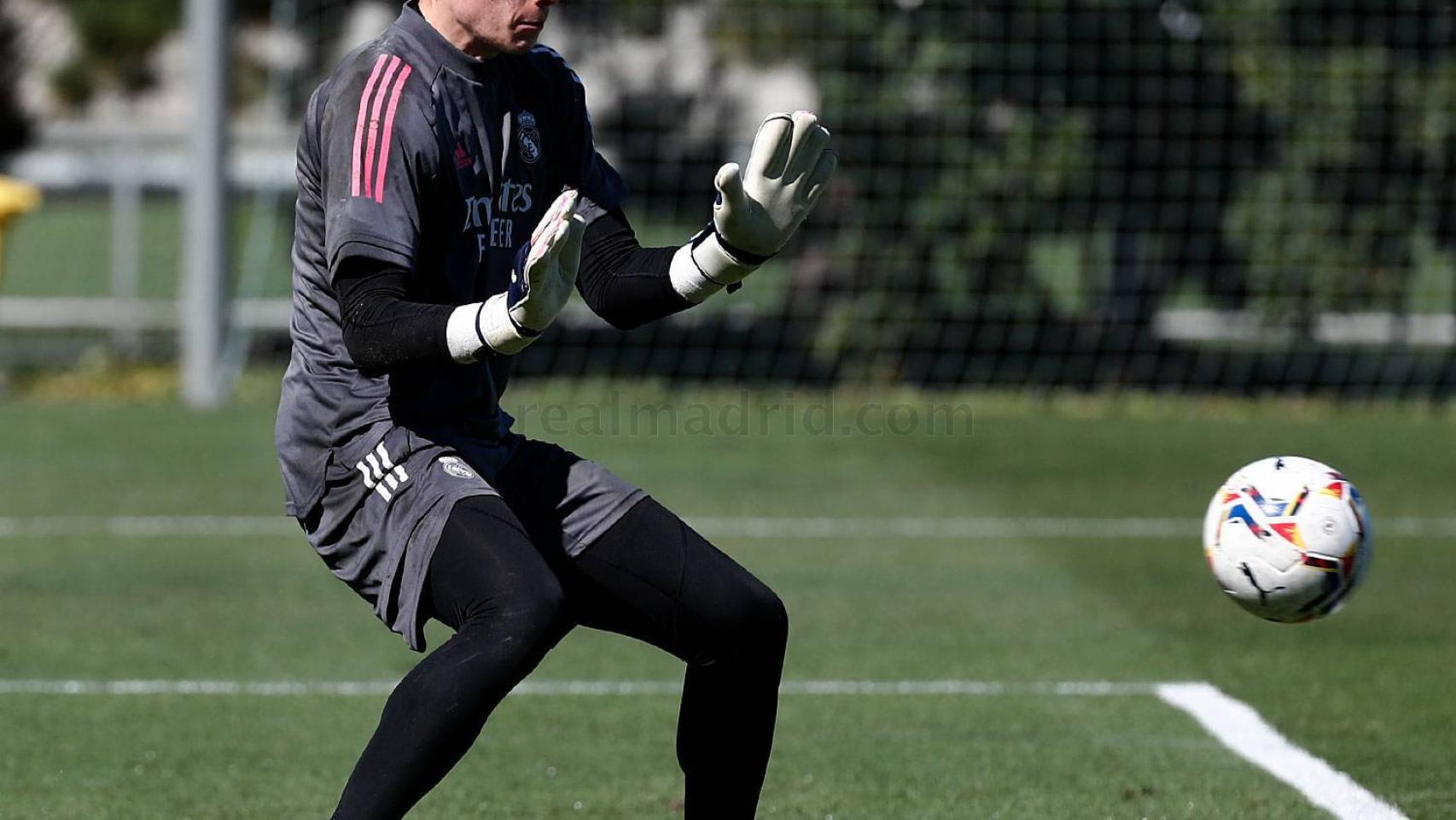 Lunin se entrena con el Real Madrid