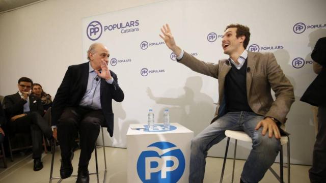 Jorge Fernández Díaz y Pablo Casado, durante en acto en 2015.