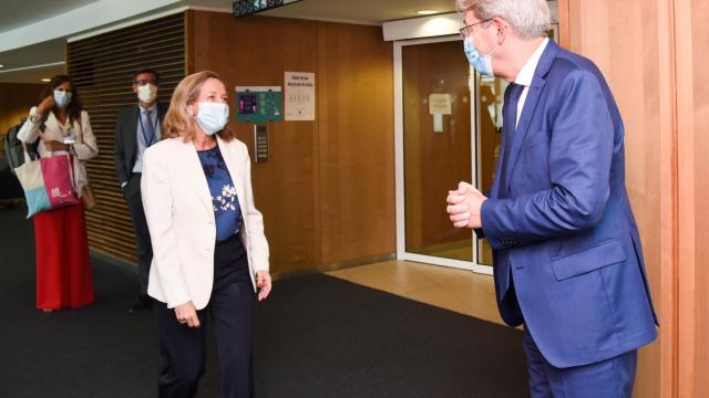 La vicepresidenta Nadia Calviño y el comisario Paolo Gentiloni, este lunes en Bruselas