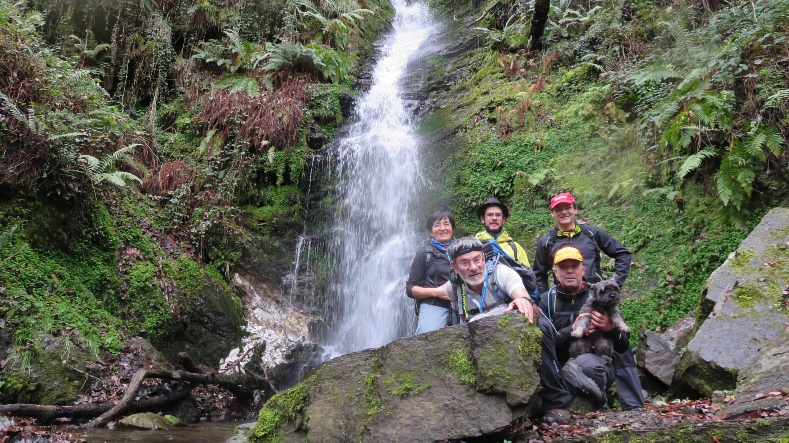 Grupo de senderistas ante la fervenza da Pincheira (Mazaira vía Wikiloc)