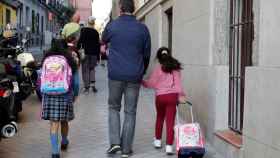 Niños acuden a su primer día de clase en Madrid.
