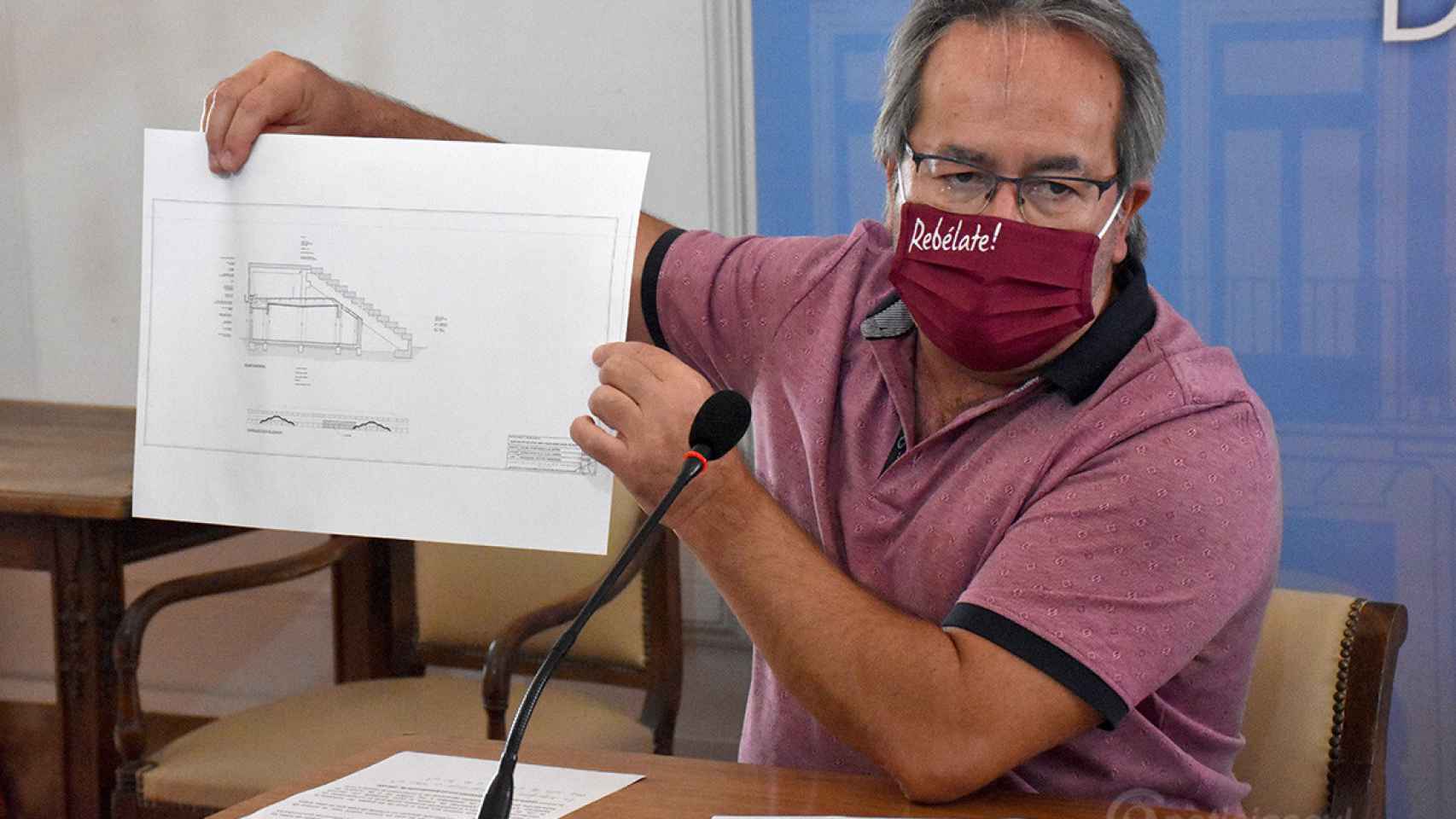 Francisco Guarido explica la obra en los locales bajo el estadio Ruta de la Plata
