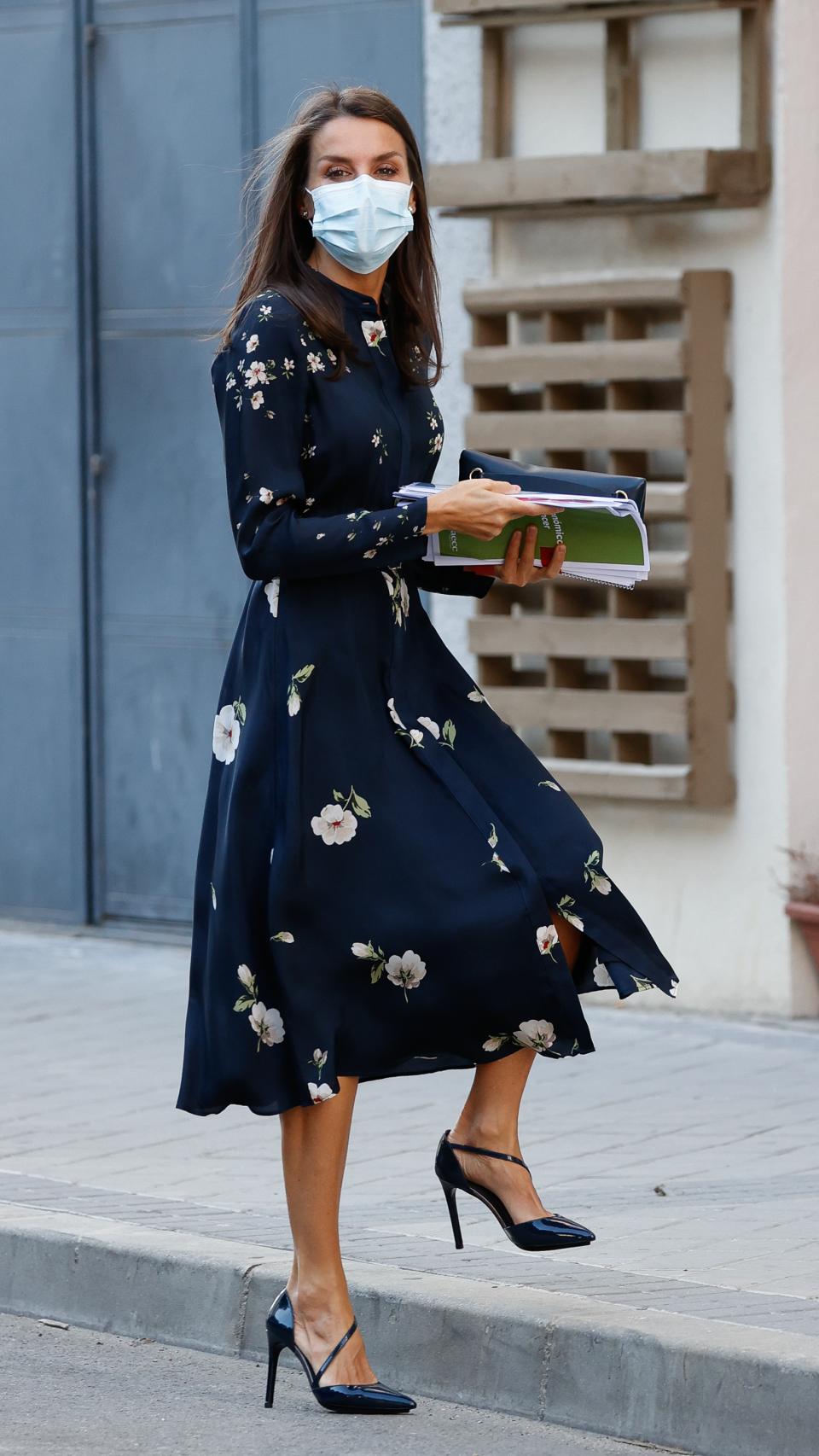 La reina Letizia con vestido de Massimo Dutti.