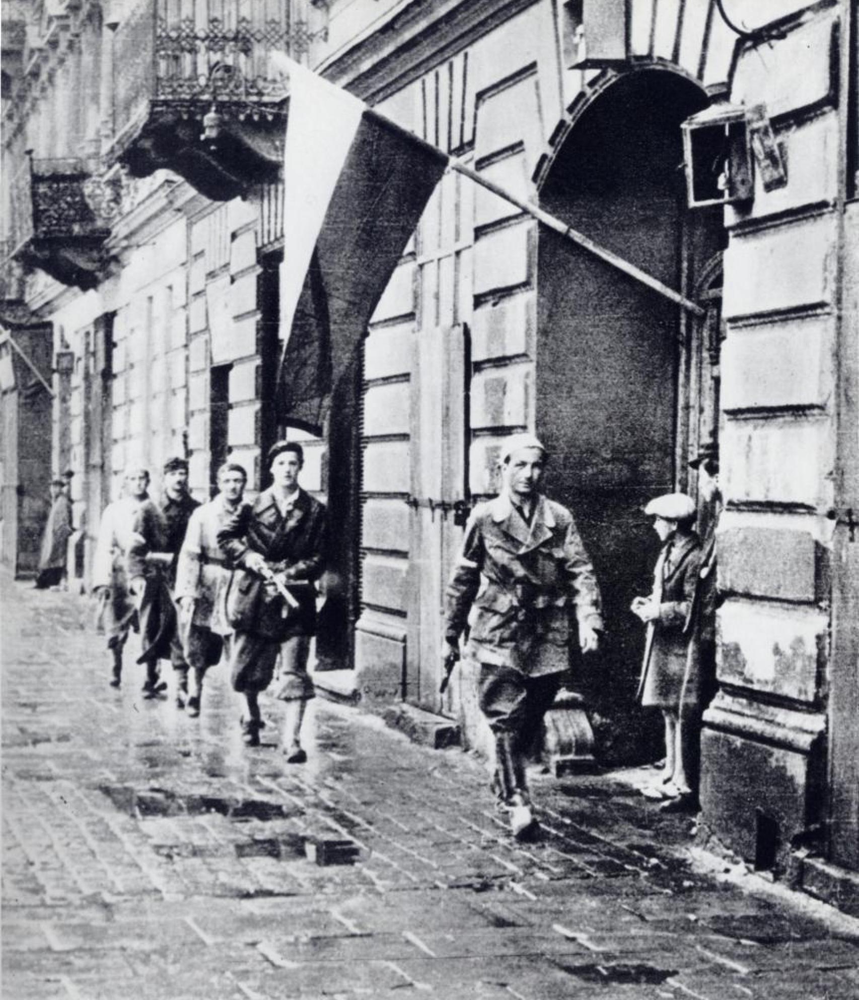 Soldados polacos patrullando las calles de Varsovia tras el alzamiento (1944).