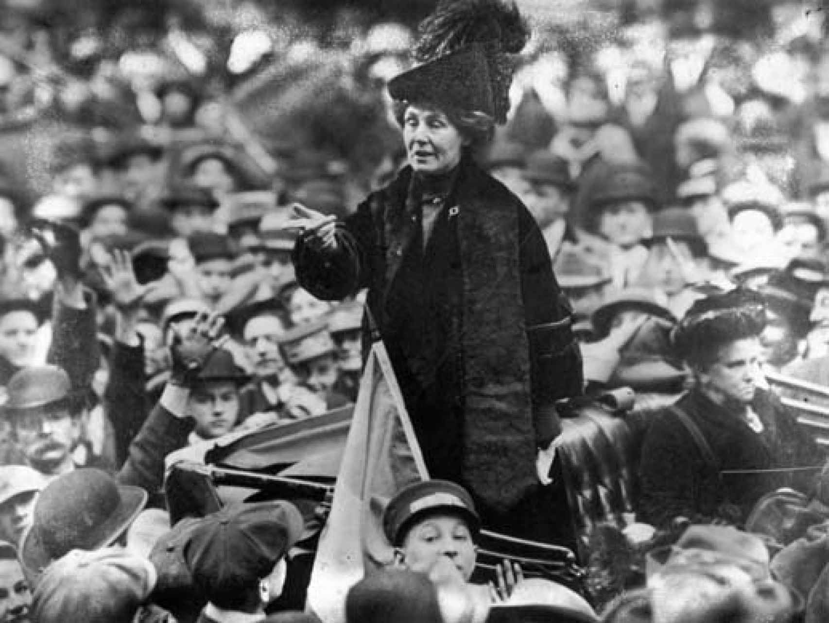 La feminista y sufragista Emmeline Pankhurst, en uno de sus discursos.