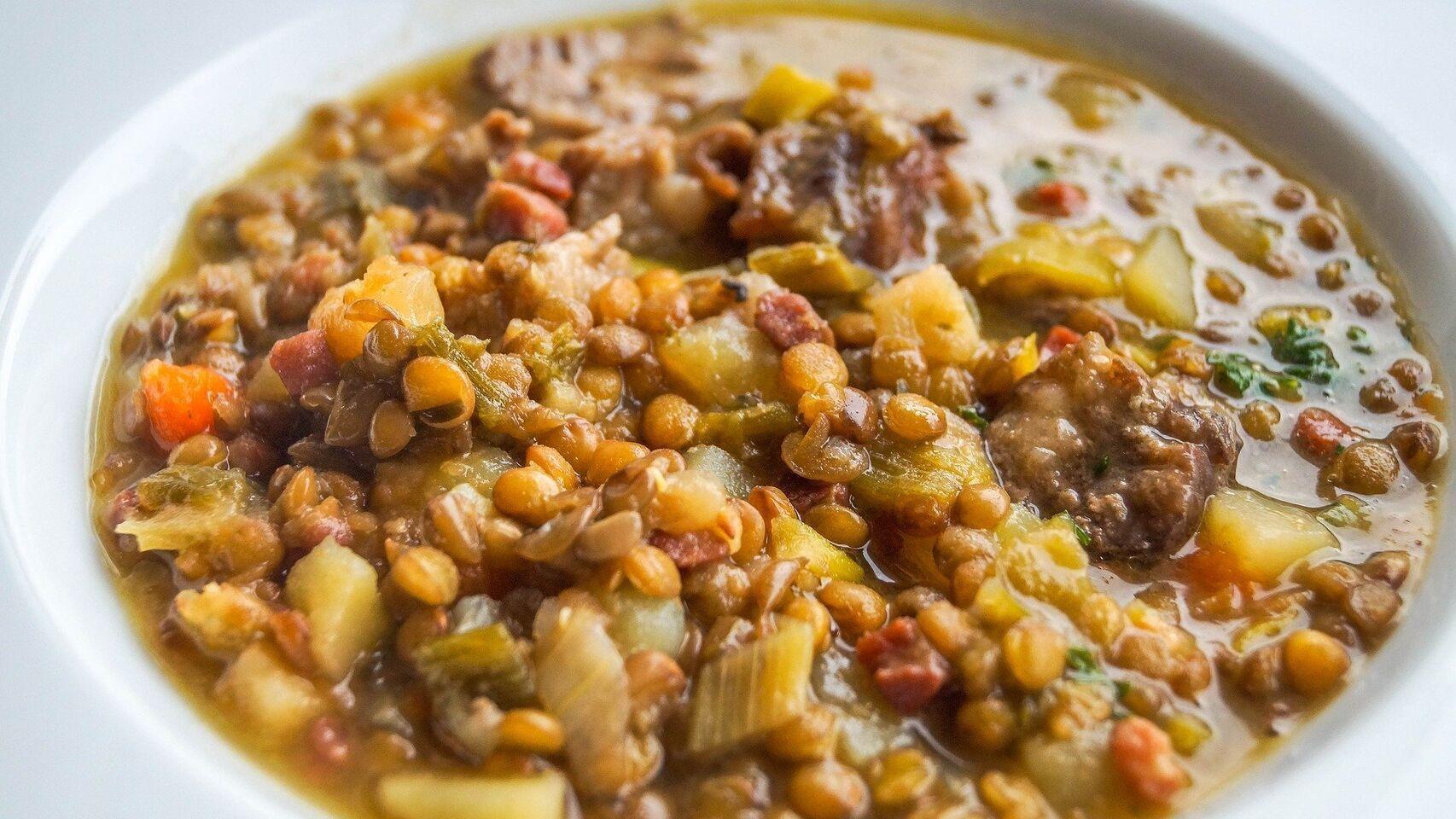 Un plato de lentejas cocinado al estilo tradicional.