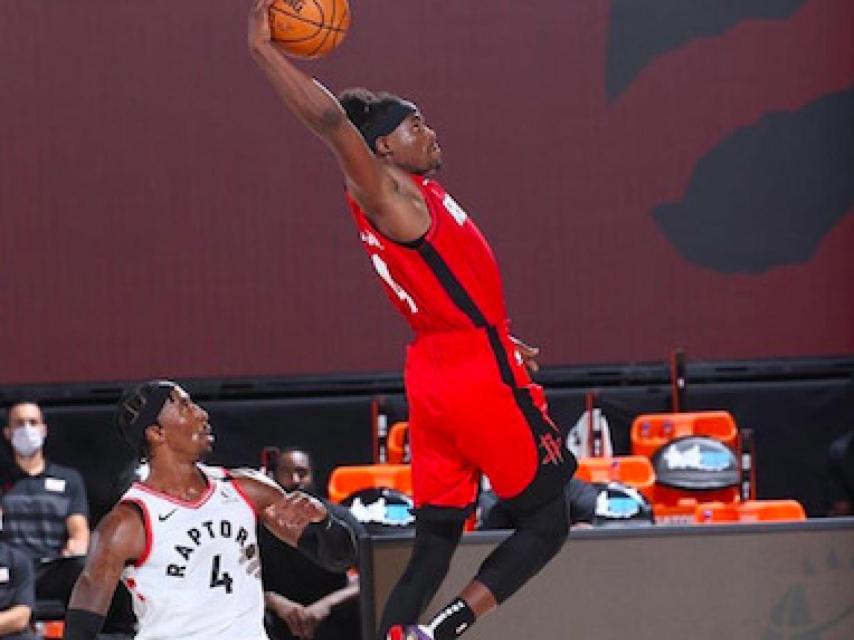 Danuel House ejecutando un mate