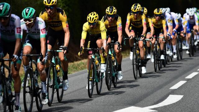 El equipo alemán BORA tira del pelotón en una carrera