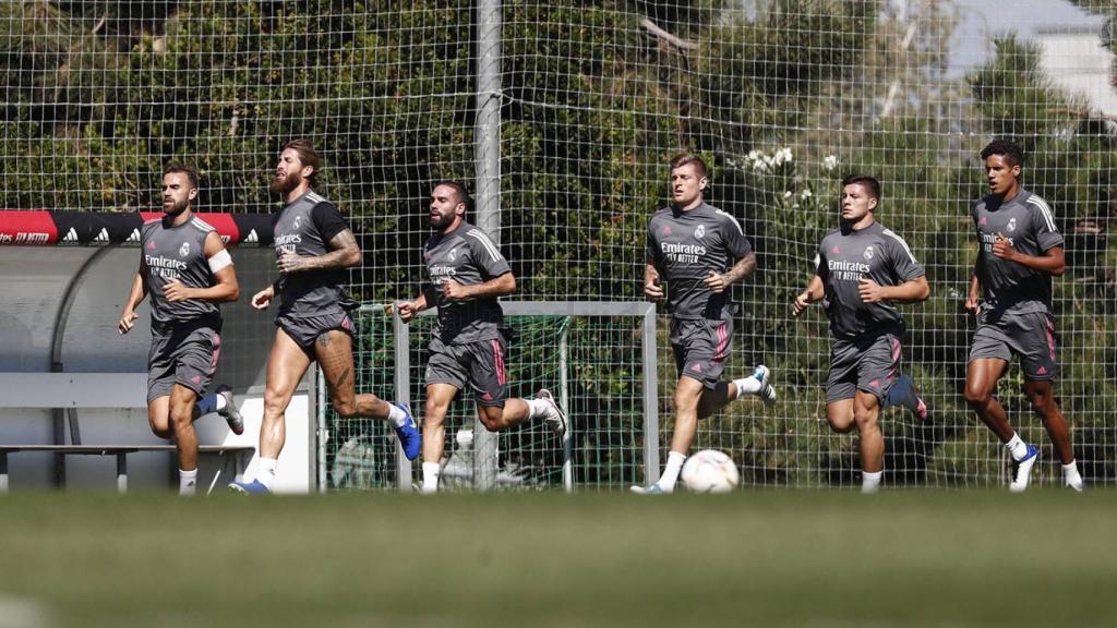 Los jugadores del Real Madrid corriendo en el entreno