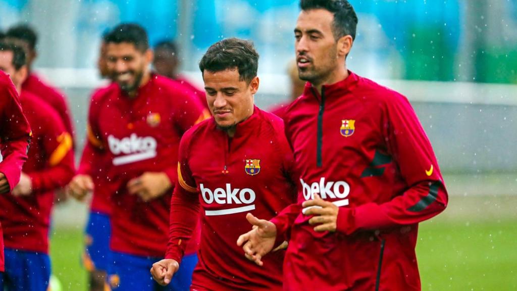 Coutinho junto a Busquets en un entrenamiento