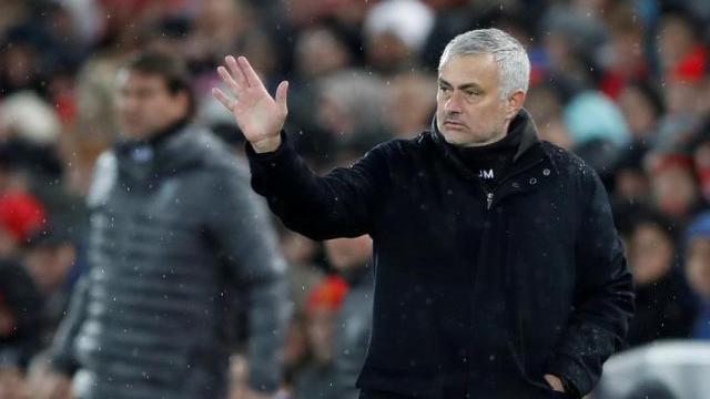 Mourinho dando indicaciones durante un partido