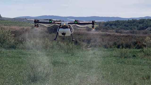 Un drone de Lokímica durante un desinsectación en una imagen de archivo.