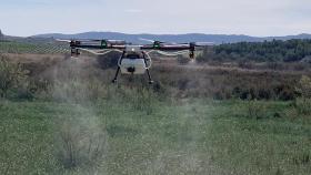 Un drone de Lokímica durante un desinsectación en una imagen de archivo.