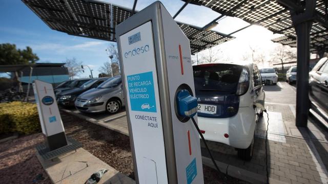 Imagen de un punto de recarga para coches eléctricos.