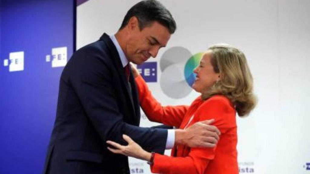 Pedro Sánchez y su vicepresidenta tercera, Nadia Calviño.