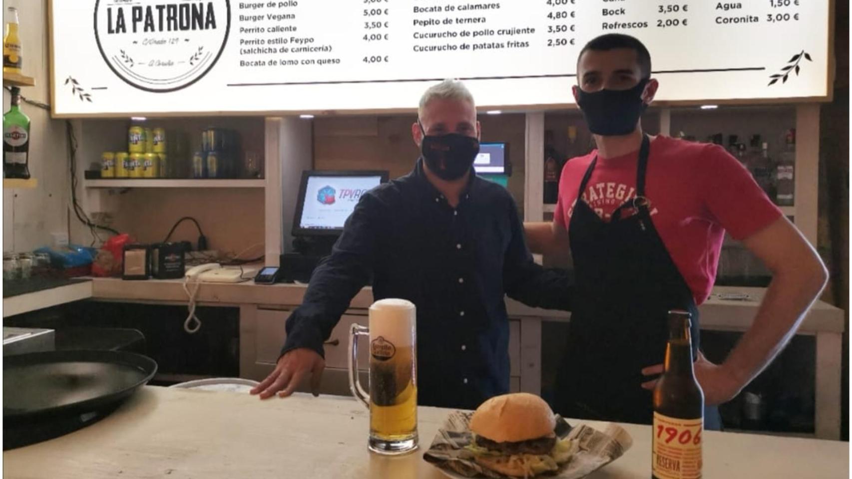 César, el responsable del negocio, con un miembro del equipo de cocina.