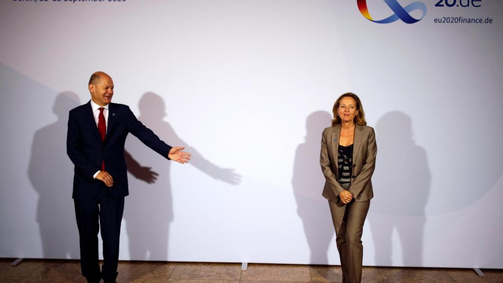 La vicepresidenta Nadia Calviño y el ministro alemán Olaf Scholz, este viernes en el Eurogrupo de Berlín