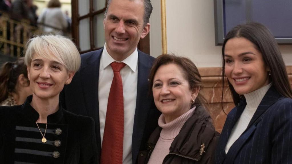 Inés María Cañizares, a la izquierda, junto a Ortega Smith en el Congreso.