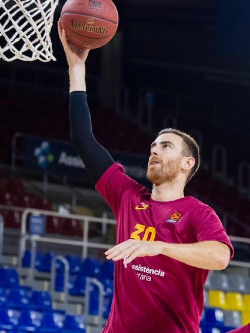 Víctor Claver, durante un calentamiento con el FC Barcelona