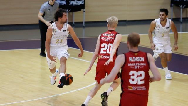 Pase de Llull a Campazzo en un partido del Real Madrid de Baloncesto