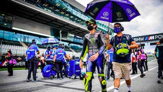 Valentino Rossi junto a un ayudante de Yamaha