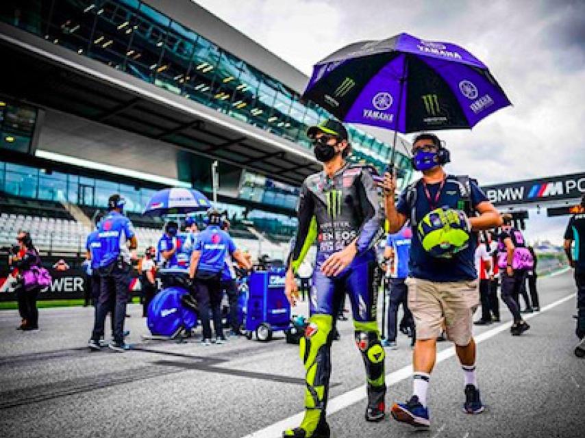 Valentino Rossi junto a un ayudante de Yamaha