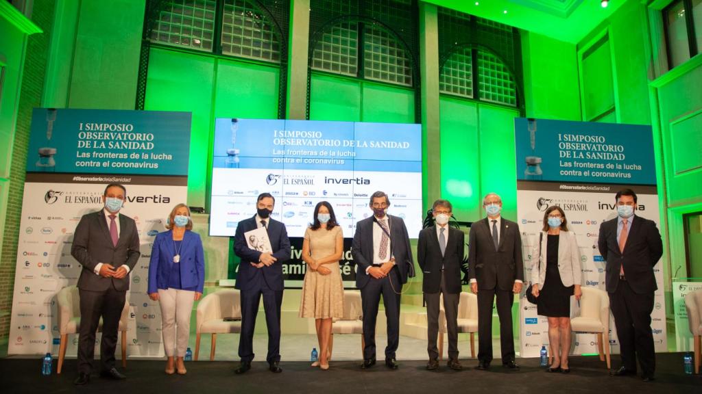 Juan Pedro Rísquez, vicepresidente del Consejo General de Farmacéuticos; Margarita Alfonsel, secretaria general de Fenin; Pero J. Ramírez, presidente ejecutivo de EL ESPAÑOL; Mamen Vázquez, directora general de EL ESPAÑOL; Juan Abarca, presidente del IDIS;  Humberto Arnés, director general  de Farmindustria; Serafín Romero, presidente de la Organización Médica Colegial; Pilar Aparicio, directora general de Salud Pública del Ministerio de Sanidad y Arturo Criado, redactor jefe de Invertia.