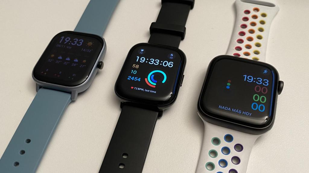 Zepp E Square entre el Amazfit GTS (izquierda) y Apple Watch Series 5 (derecha)