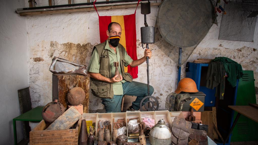 El MacGyver de Pozoblanco con parte de sus 'tesoros' de la Guerra Civil.