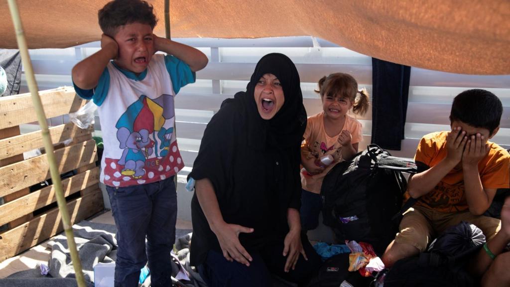 Una familia refugiada en las protestas en el nuevo campo de Lesbos.