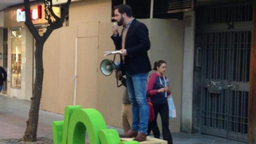 Abascal, en sus inicios, subido a un banco con un megáfono en la mano.